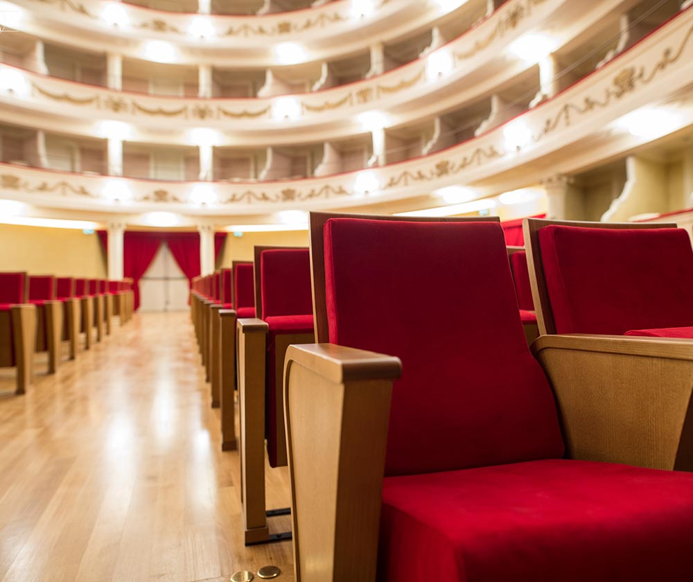 Rote Sessel im Parkett des Teatro Sociale in Camogli