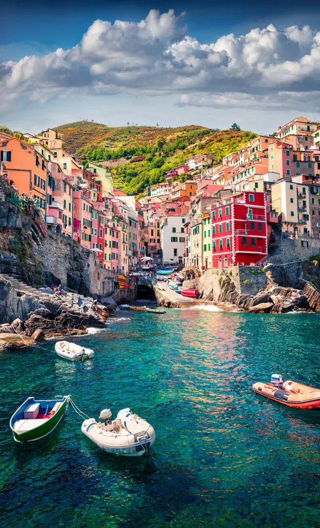 Bunte Häuser und Boote im Hafen eines Dorfes der Cinque Terre