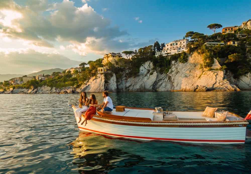 Fahrt mit dem Holzboot bei Sonnenuntergang entlang der ligurischen Küste