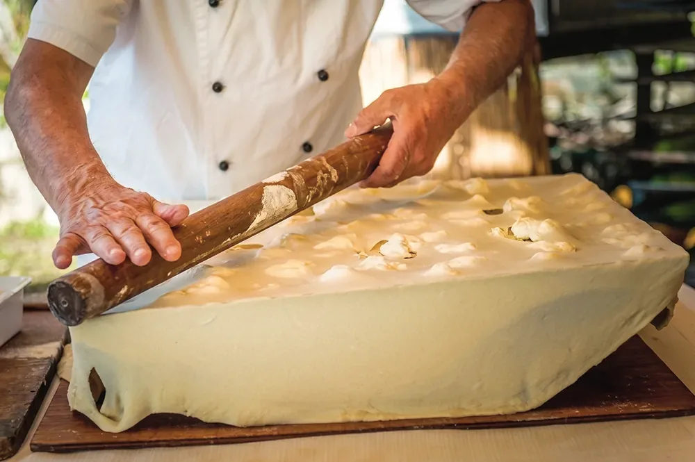 Zubereitung der Käsefocaccia aus Recco beim Kochkurs