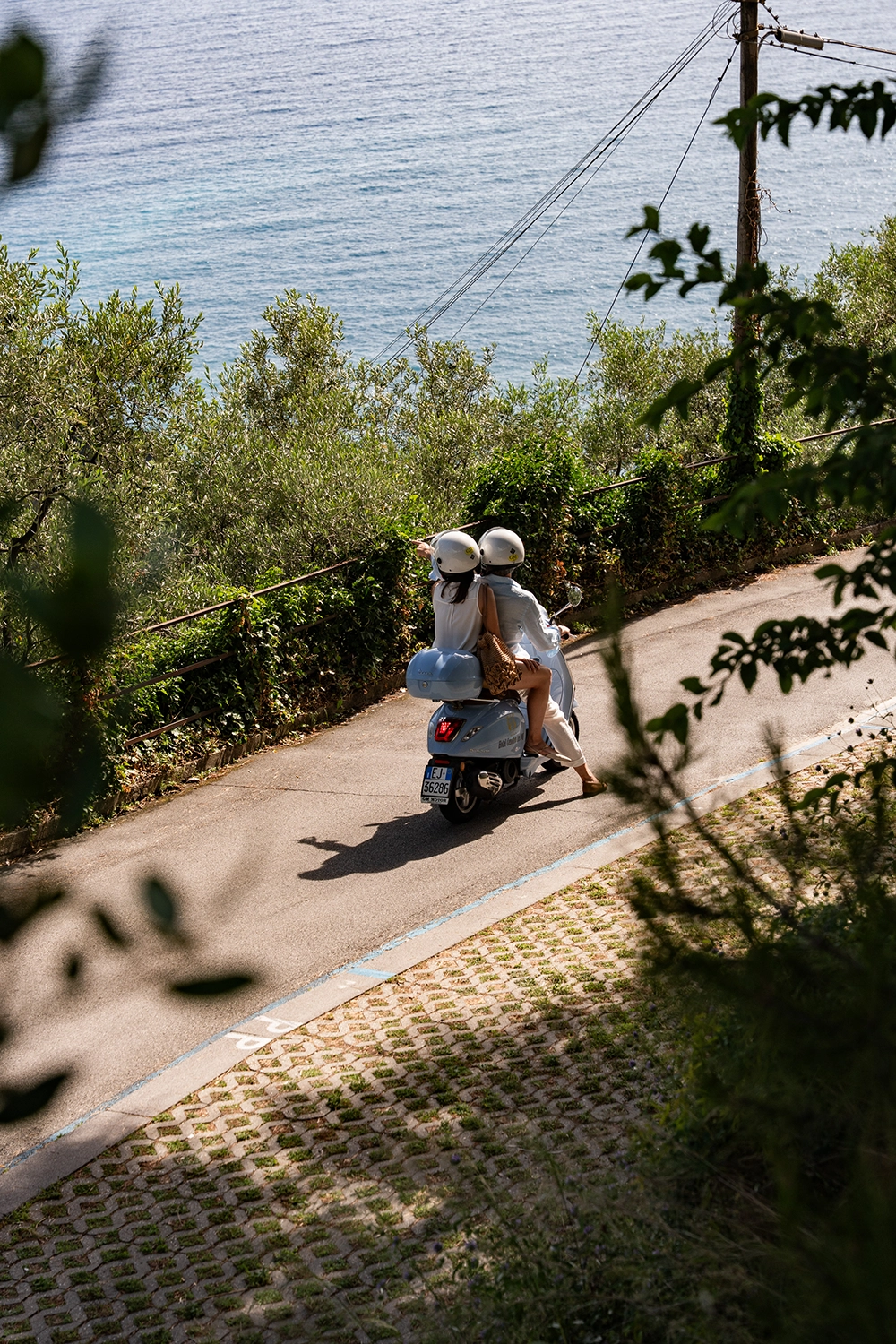 Paar auf dem Motorroller auf der Panoramastraße von Camogli