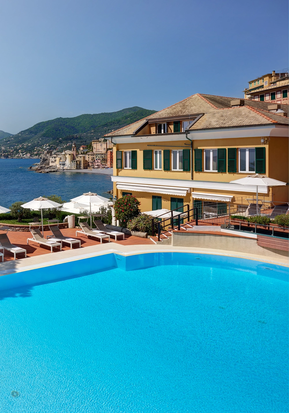 Pool und Fassade des Hotel Cenobio dei Dogi am Golfo Paradiso