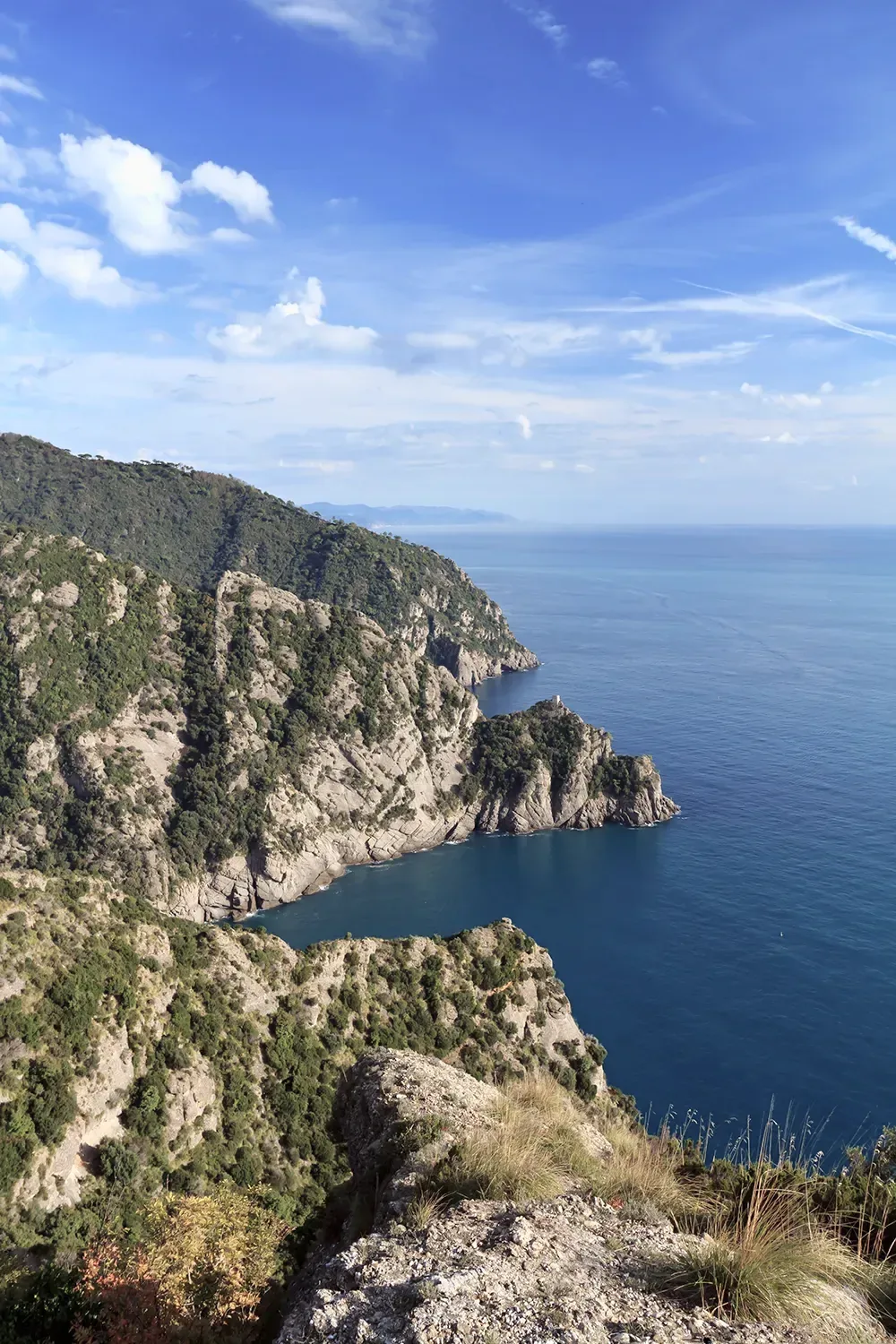 Steilküste des Regionalen Naturparks Portofino über dem Meer