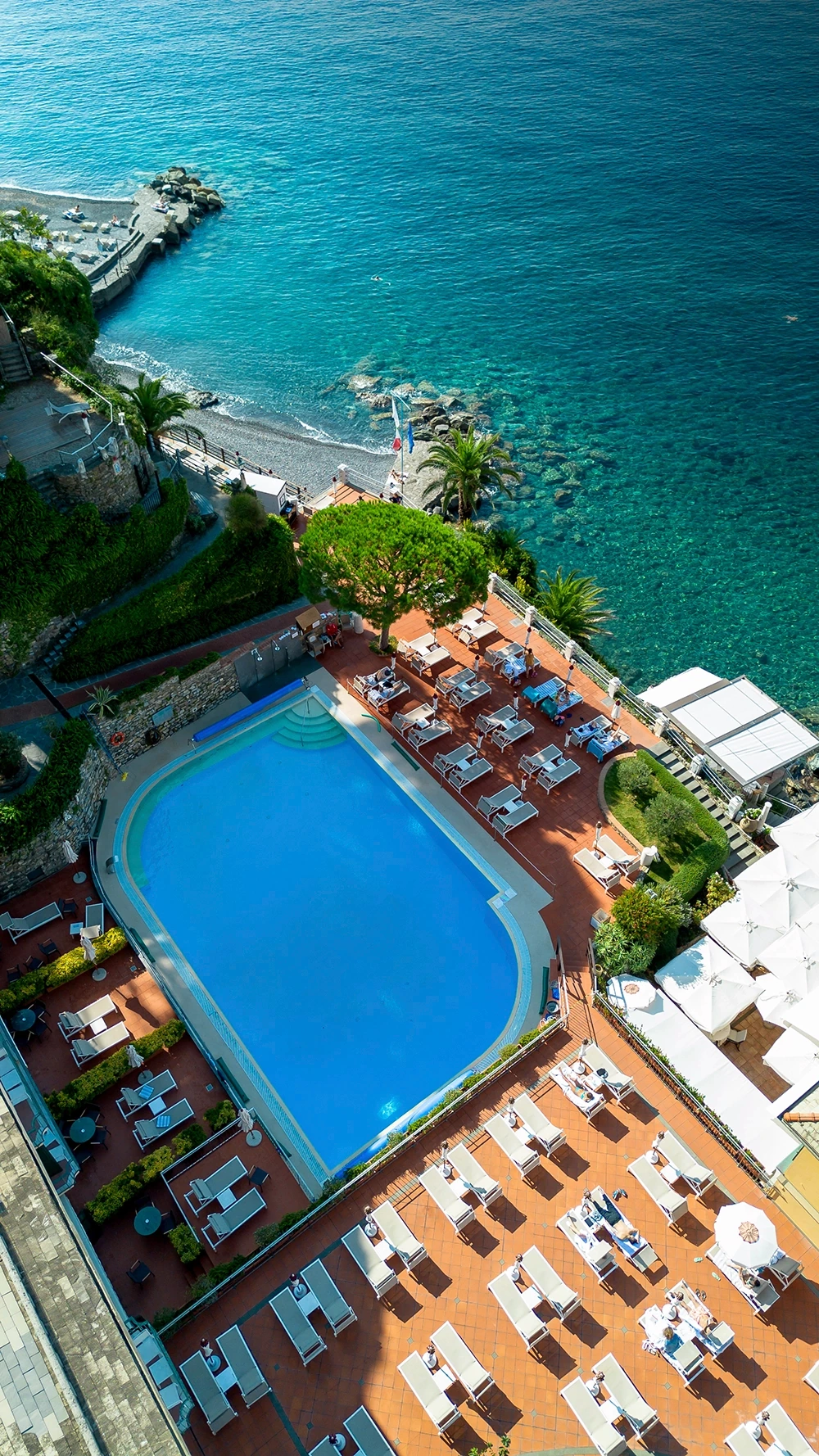Luftaufnahme des Hotelpools am Meer in Camogli