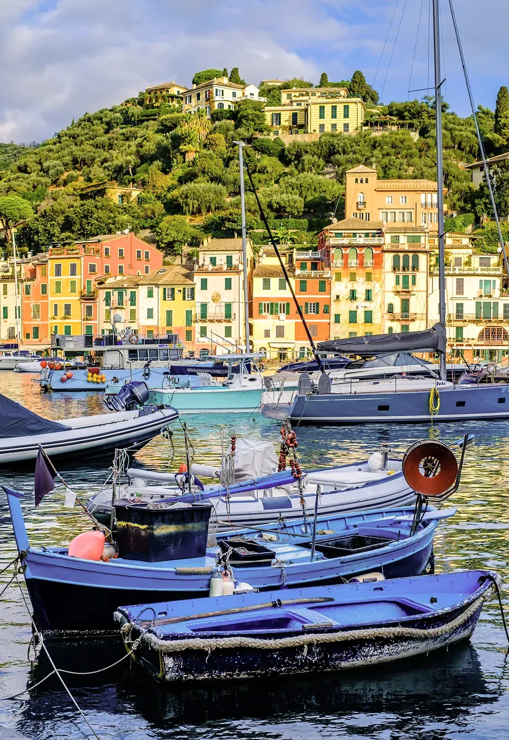 Boote im Hafen von Portofino mit den bunten Häusern