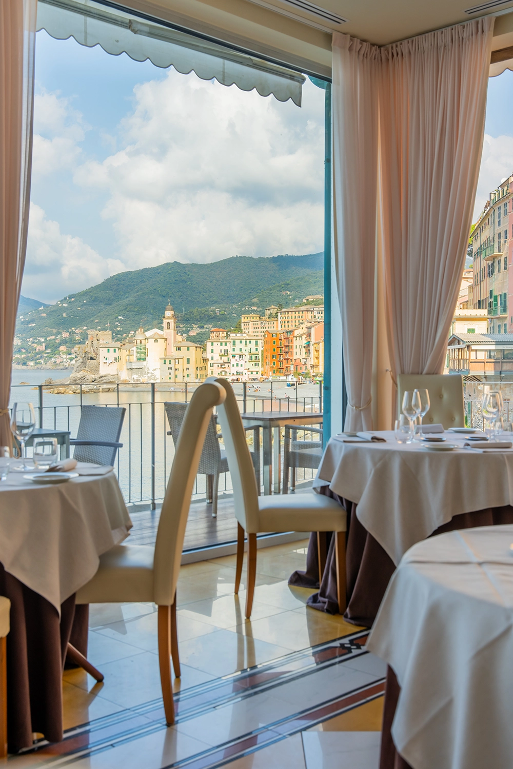 Speisesaal des Restaurants Il Doge mit Fenstern zum Meer