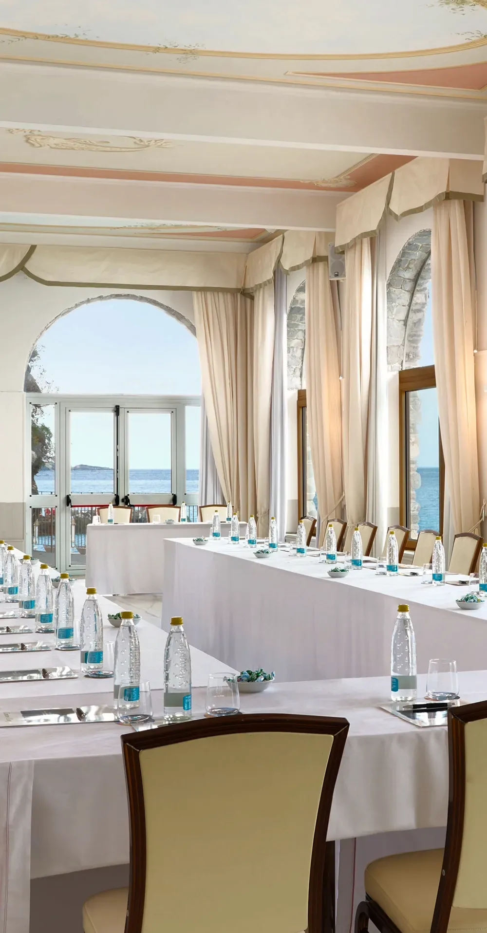 Saal Cassiopea mit Tischen und Fenstern zum Meer