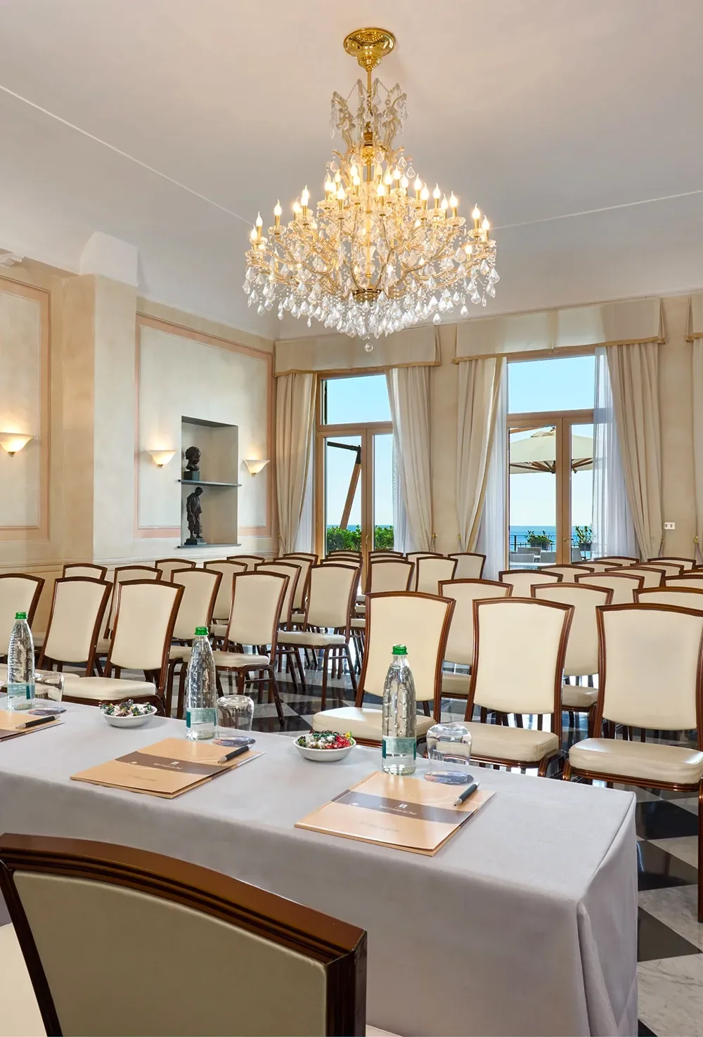 Saal Dogi mit Kristallleuchter für eine Besprechung eingerichtet