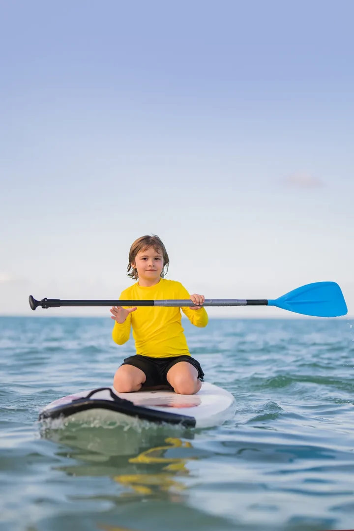 Bambino in canoa sul SUP nel mare di Camogli